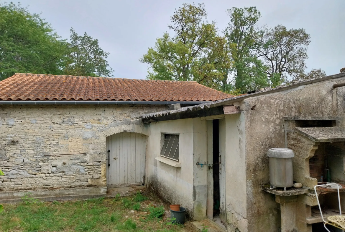 Maison charentaise à rénover avec 9 hectares de prairies - Nercillac 