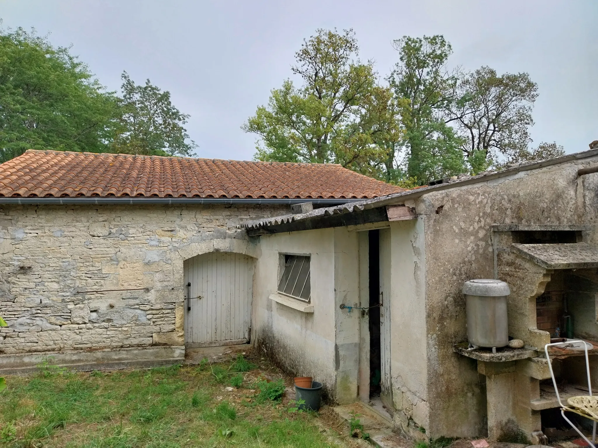 Maison charentaise à rénover avec 9 hectares de prairies - Nercillac 