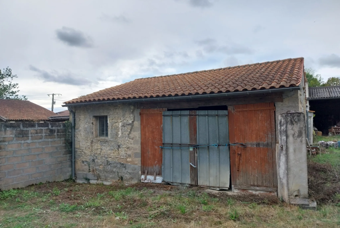 Maison charentaise à rénover avec 9 hectares de prairies - Nercillac 