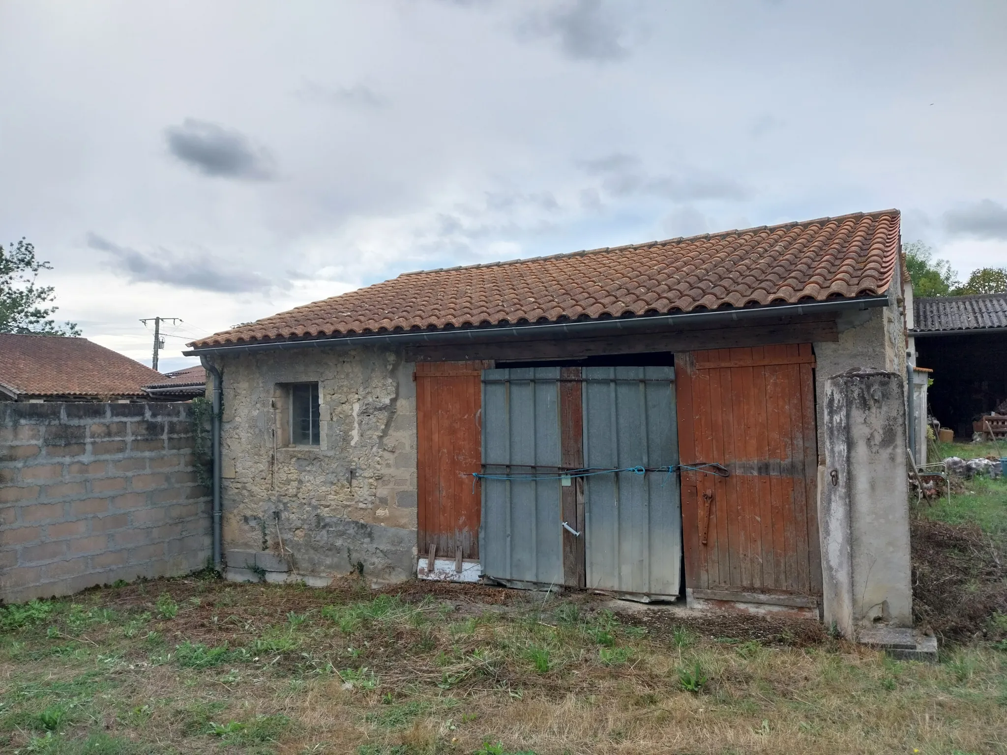 Maison charentaise à rénover avec 9 hectares de prairies - Nercillac 