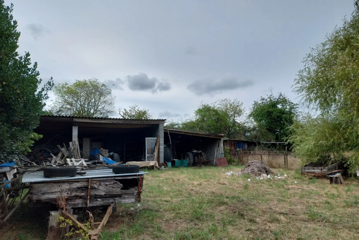 Maison charentaise à rénover avec 9 hectares de prairies - Nercillac 