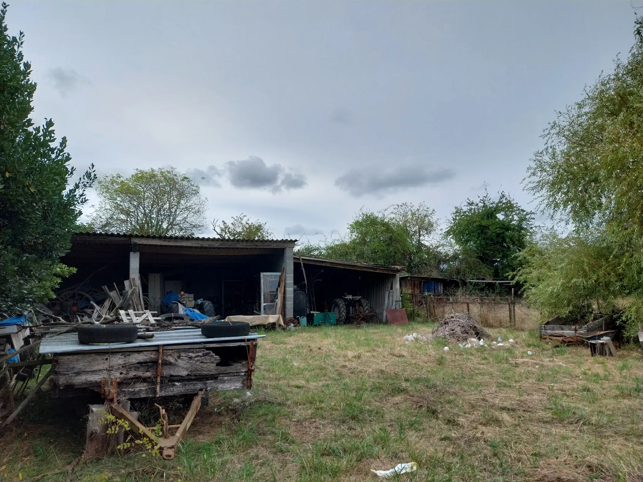 Maison charentaise à rénover avec 9 hectares de prairies - Nercillac 