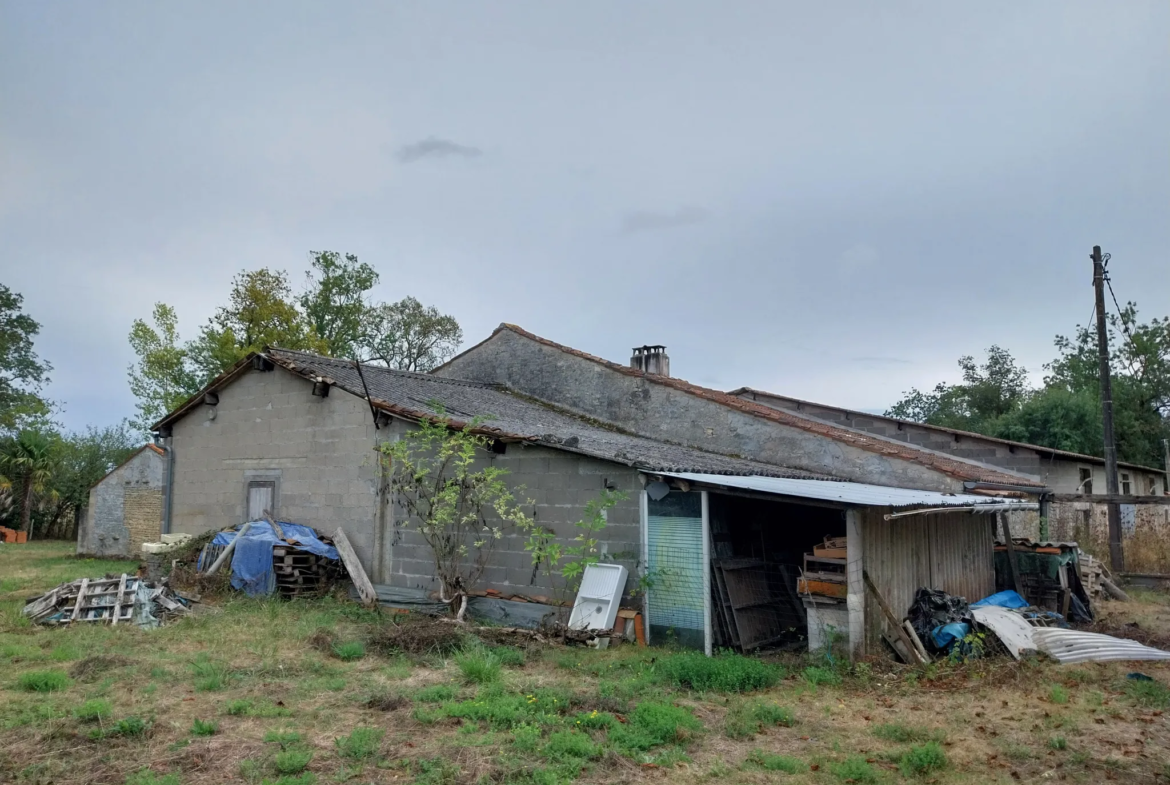 Maison charentaise à rénover avec 9 hectares de prairies - Nercillac 