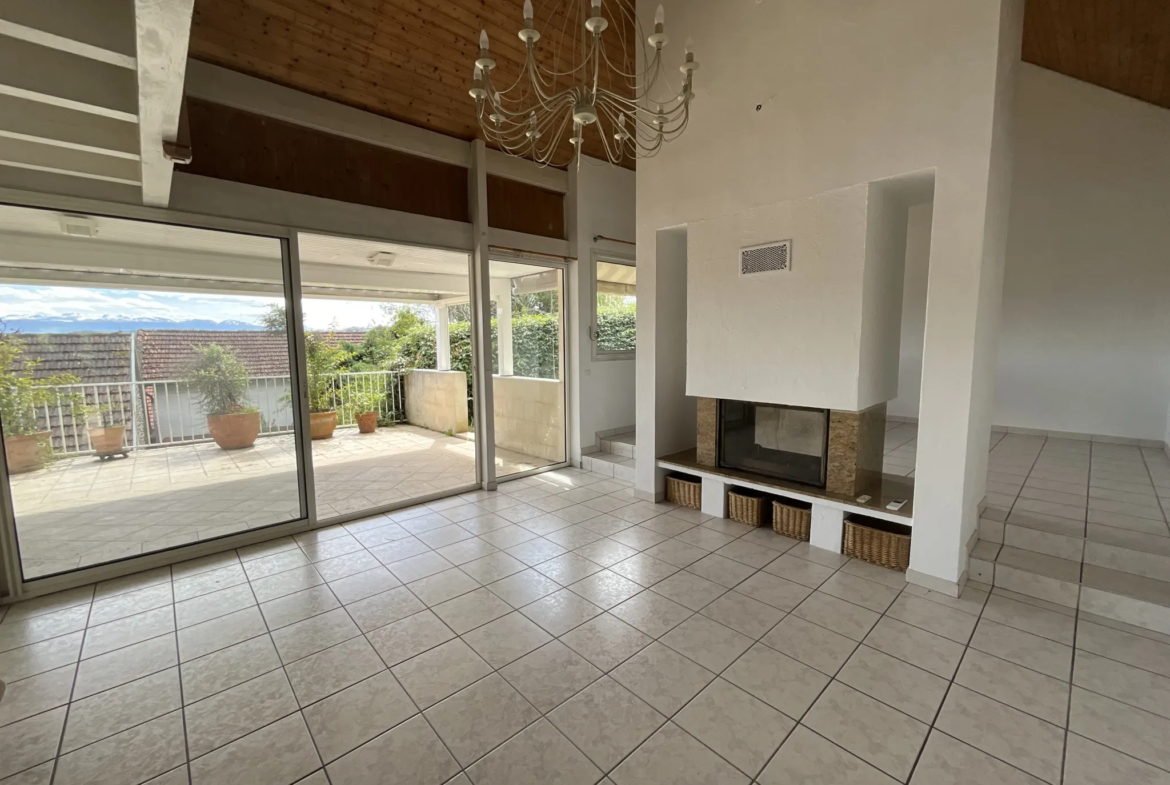 Maison d'architecte avec vue panoramique sur les Pyrénées 