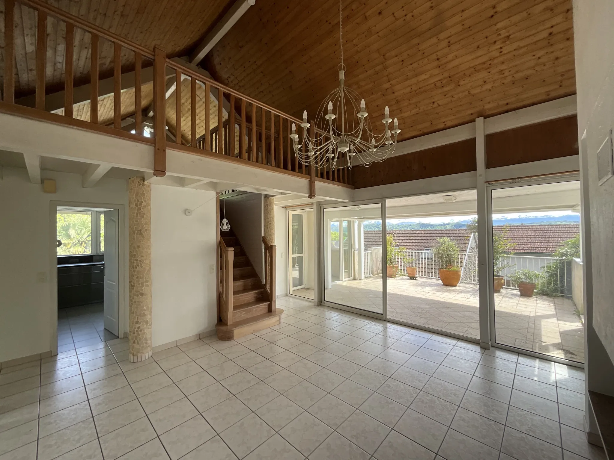 Maison d'architecte avec vue panoramique sur les Pyrénées 