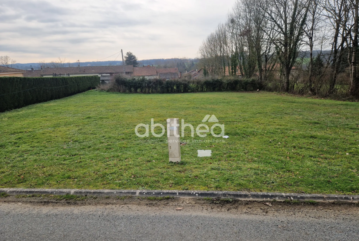 Terrain constructible à Suris de 1145 m2 