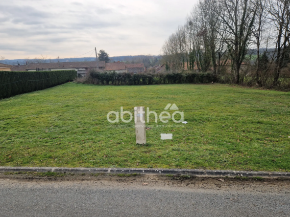 Terrain constructible à Suris de 1145 m2