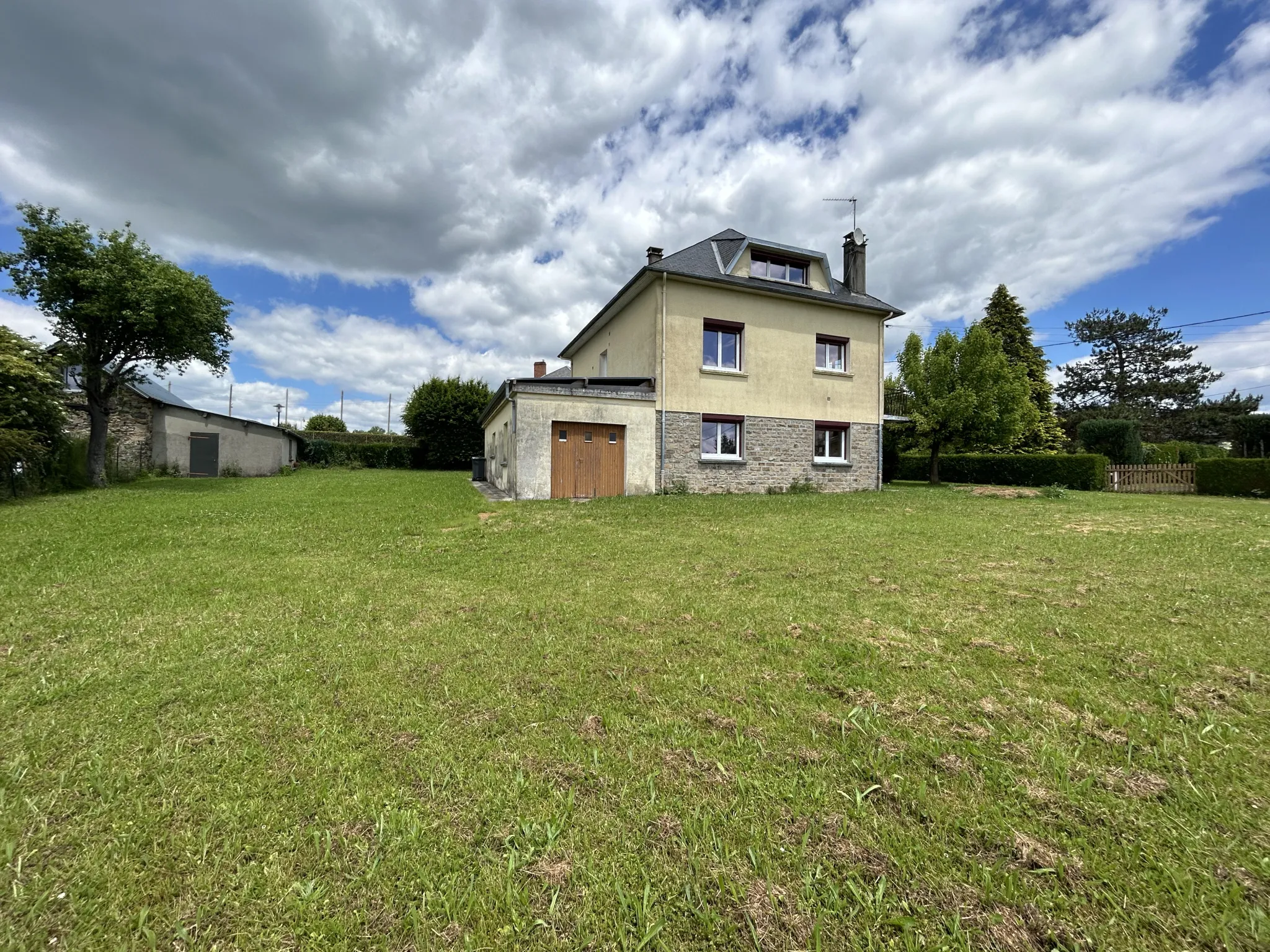 Maison à Chamboulive avec 4 chambres et grands garages 