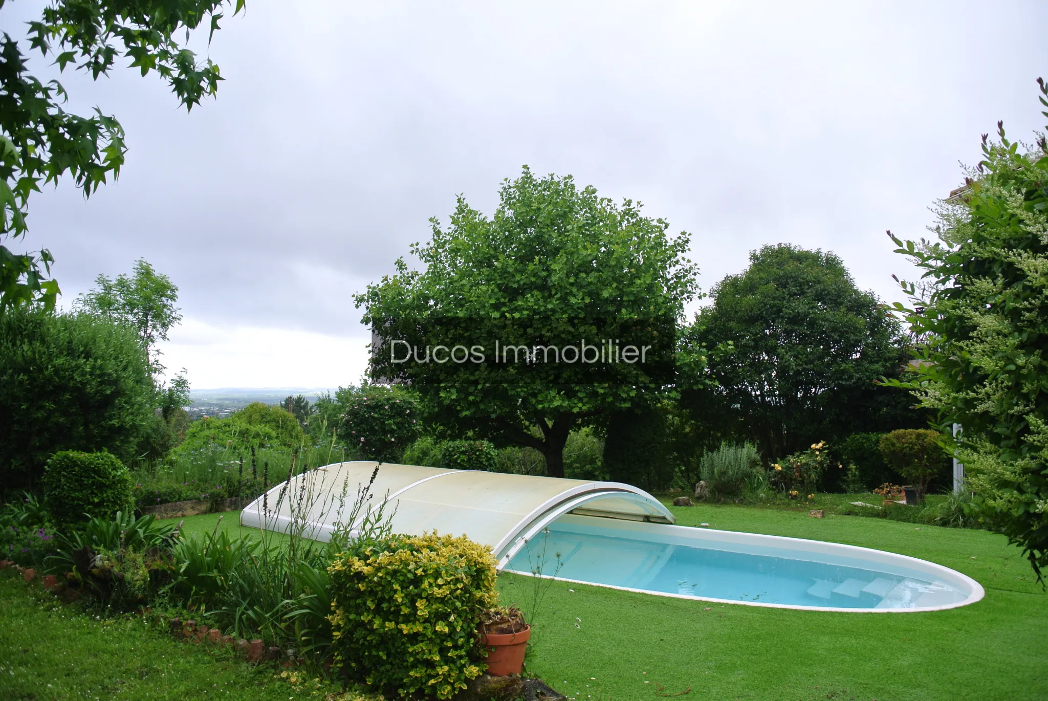 Maison avec vue sur Marmande et piscine à Beaupuy 