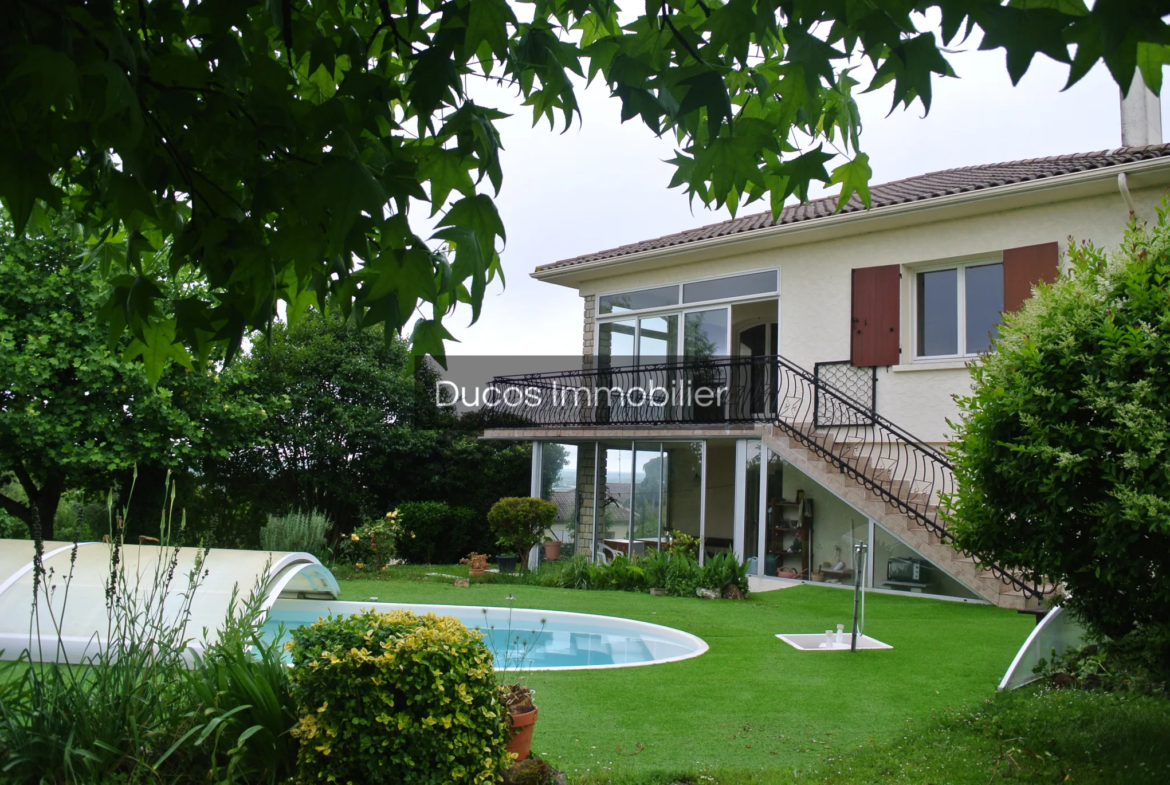 Maison avec vue sur Marmande et piscine à Beaupuy 