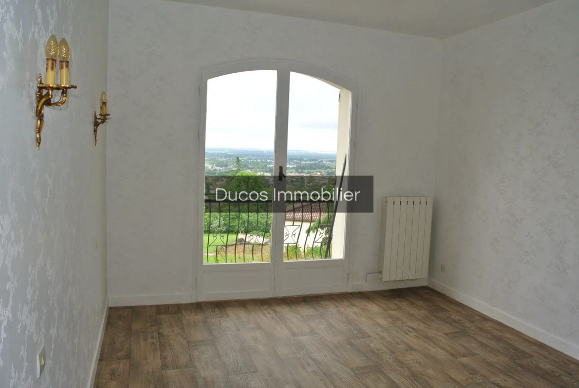 Maison avec vue sur Marmande et piscine à Beaupuy 