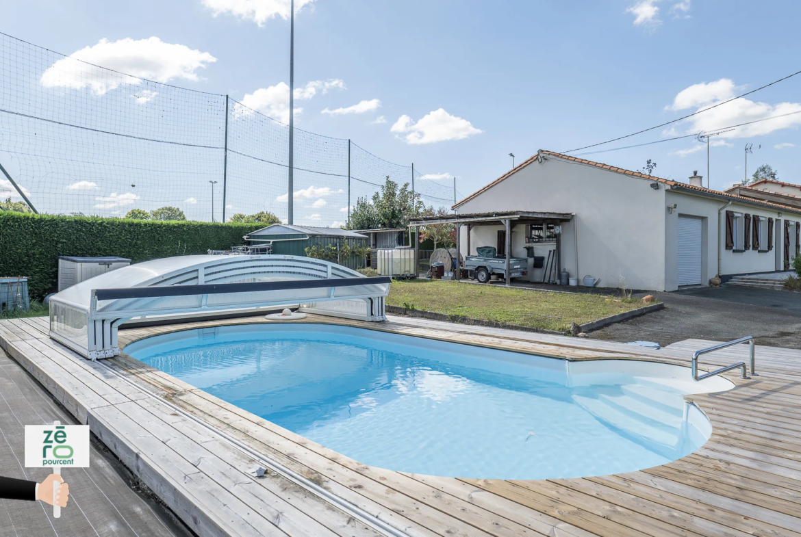 Maison lumineuse avec piscine à La Chaize-le-vicomte 