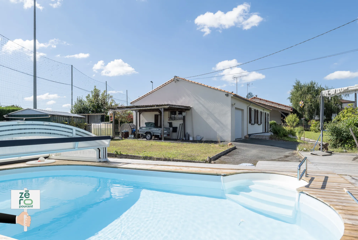 Maison lumineuse avec piscine à La Chaize-le-vicomte 