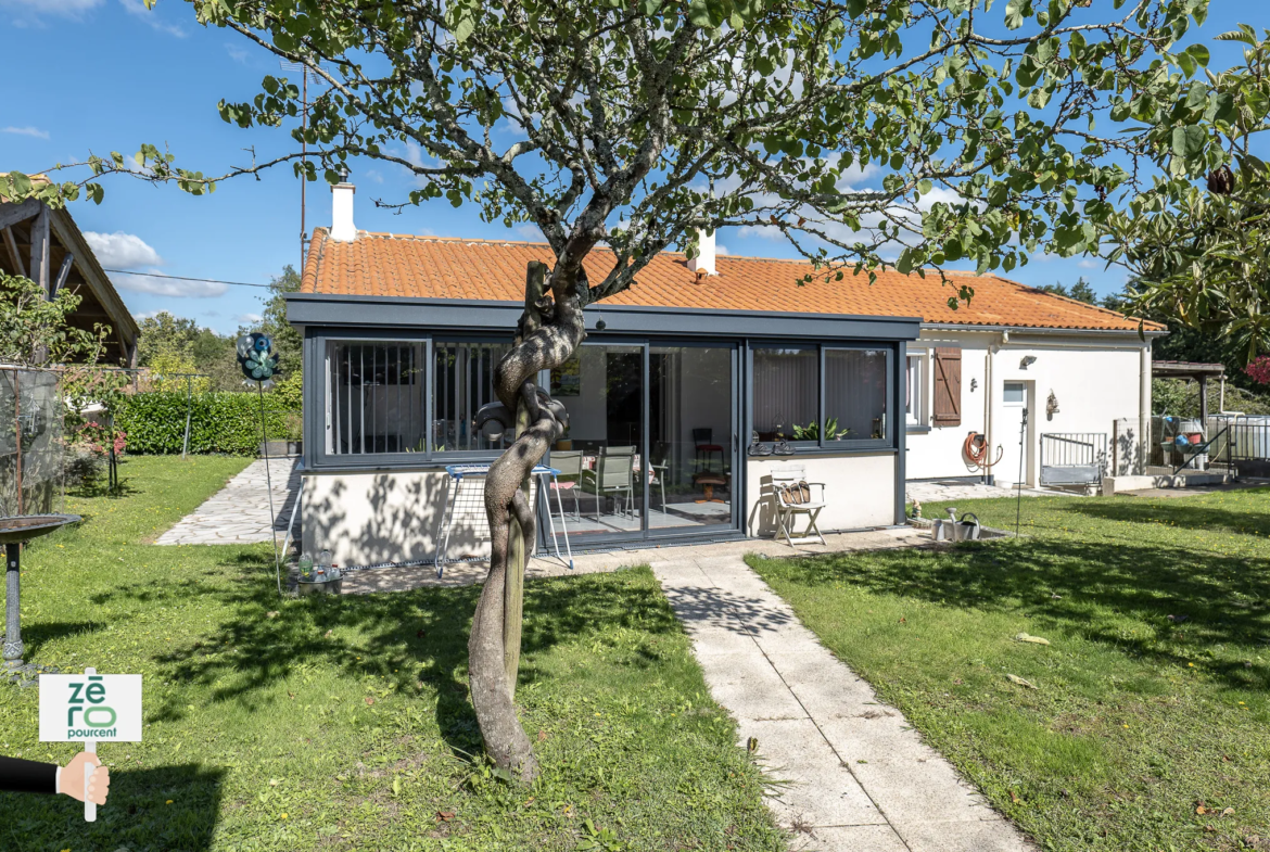 Maison lumineuse avec piscine à La Chaize-le-vicomte 