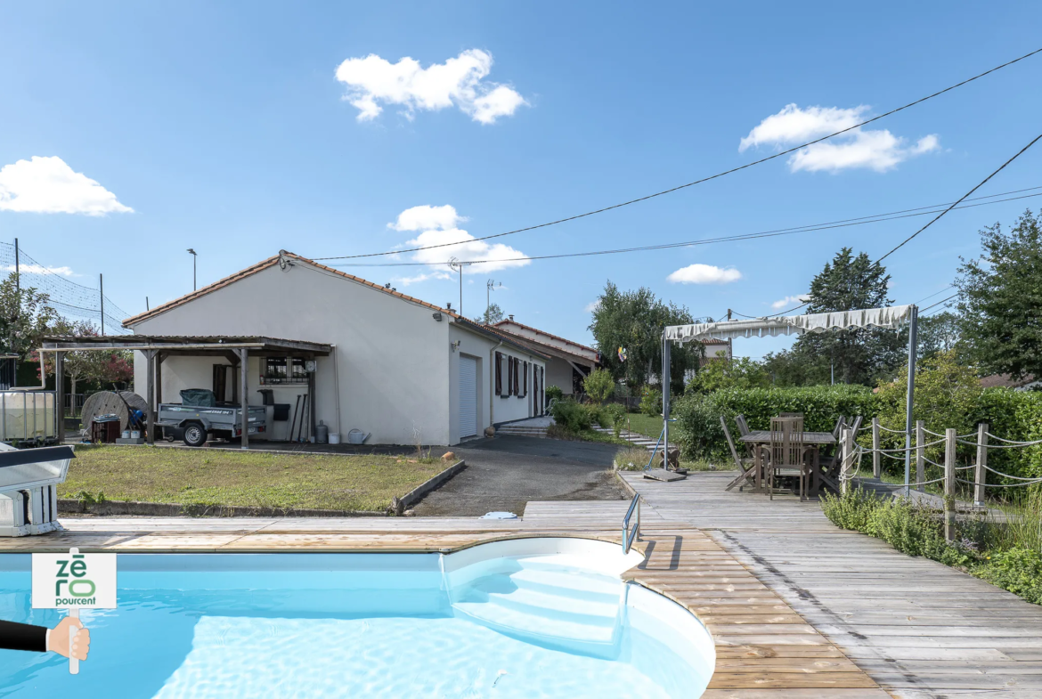 Maison lumineuse avec piscine à La Chaize-le-vicomte 