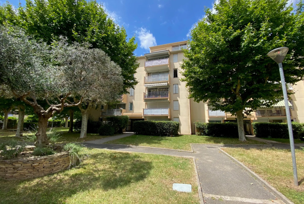 Appartement T3 à Nimes avec balcon ensoleillé et stationnement privé 