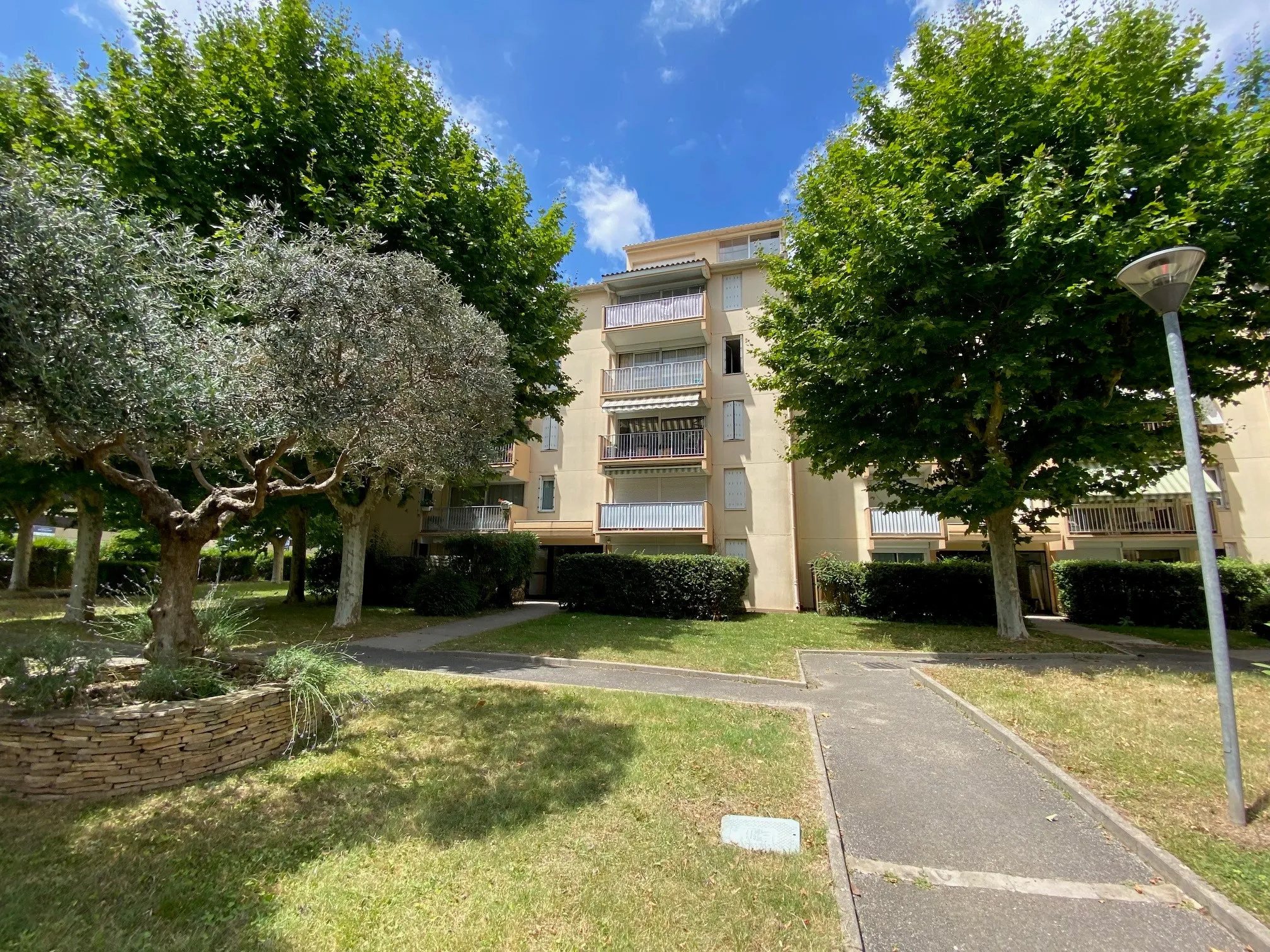 Appartement T3 à Nimes avec balcon ensoleillé et stationnement privé 