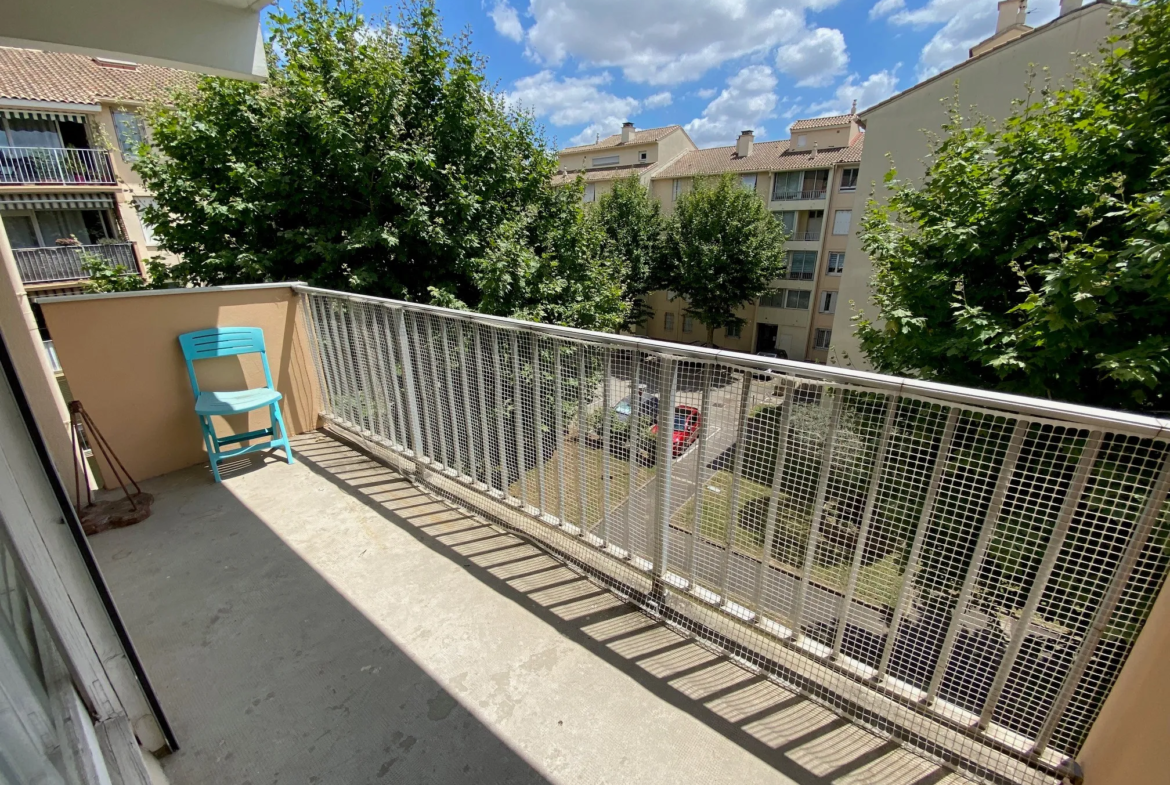 Appartement T3 à Nimes avec balcon ensoleillé et stationnement privé 