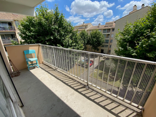 Appartement T3 à Nimes avec balcon ensoleillé et stationnement privé