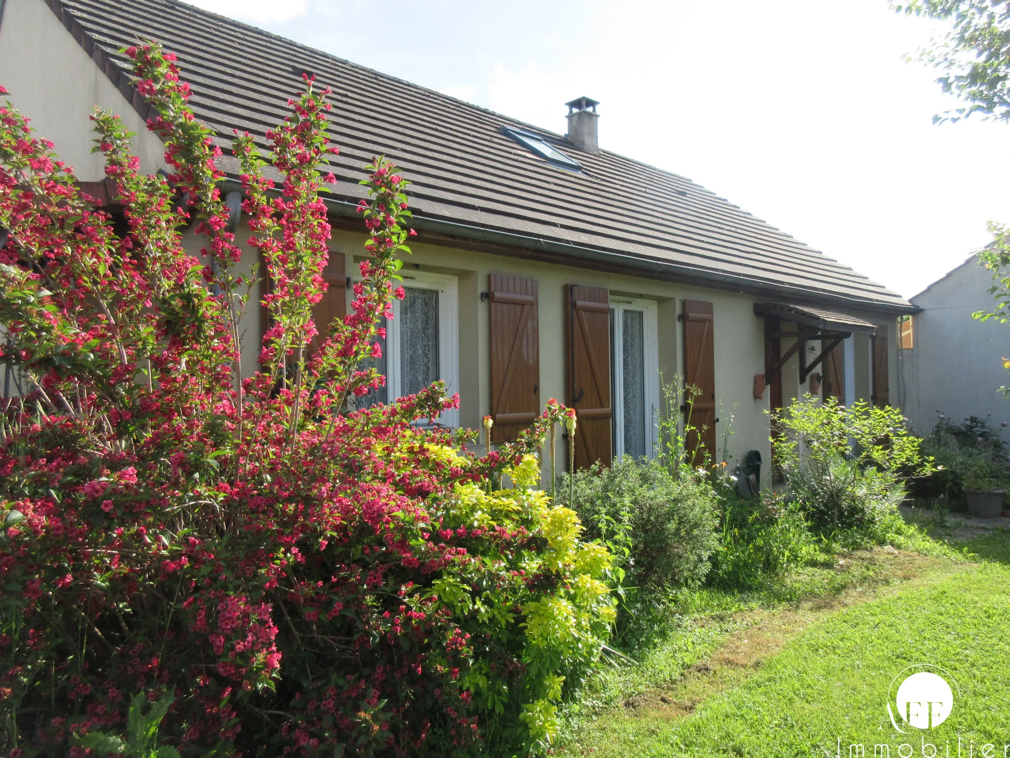 Spacious Pavilion in MOUROUX with Garage 