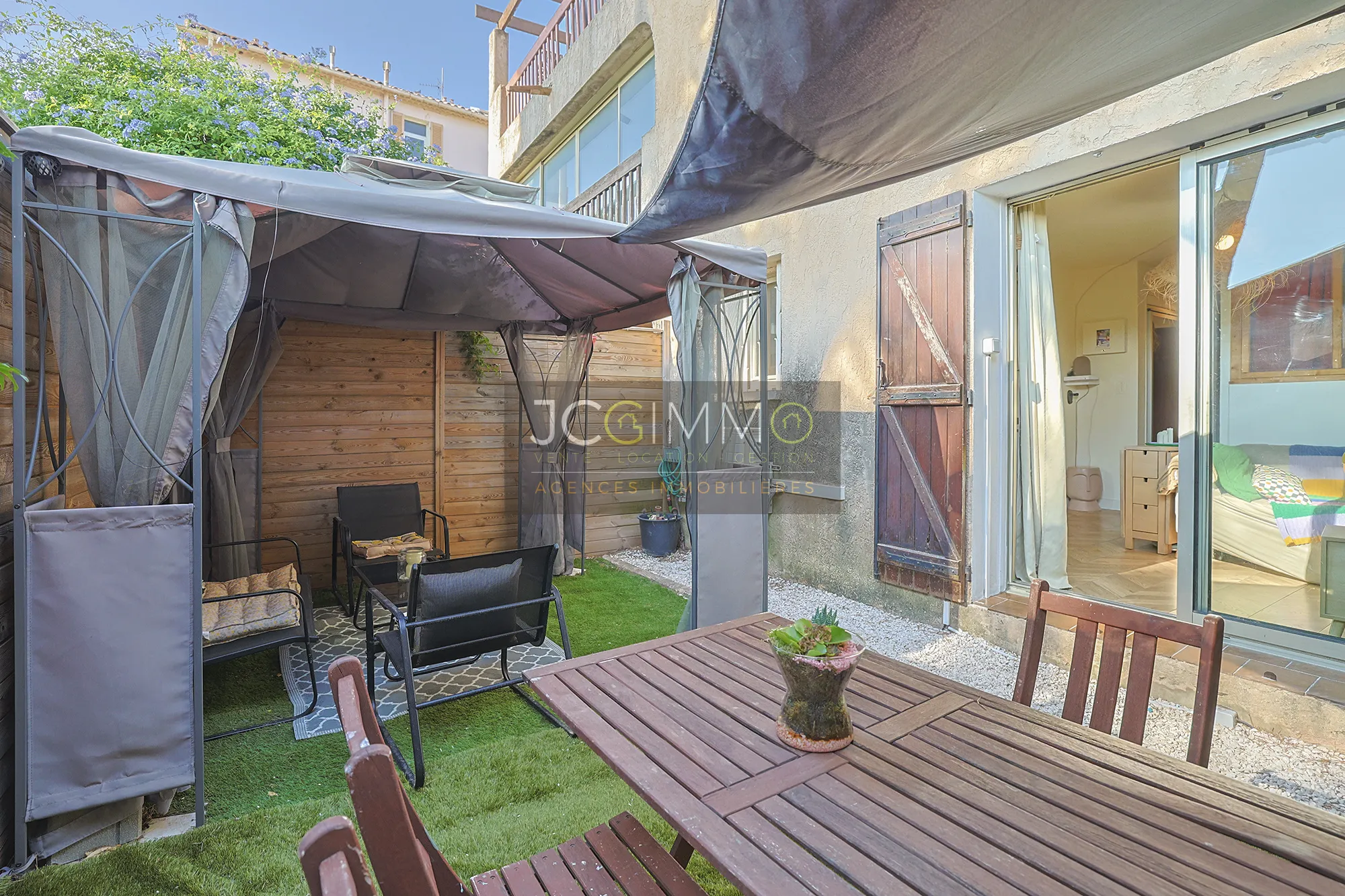 Rez de jardin rénové 26 m2 secteur COSTEBELLE + cave à Hyeres 