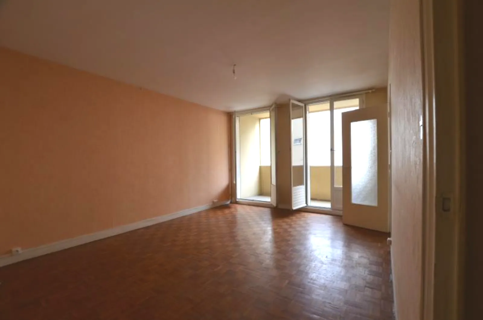 Appartement Lumineux avec Balcon et Garage à Dijon 