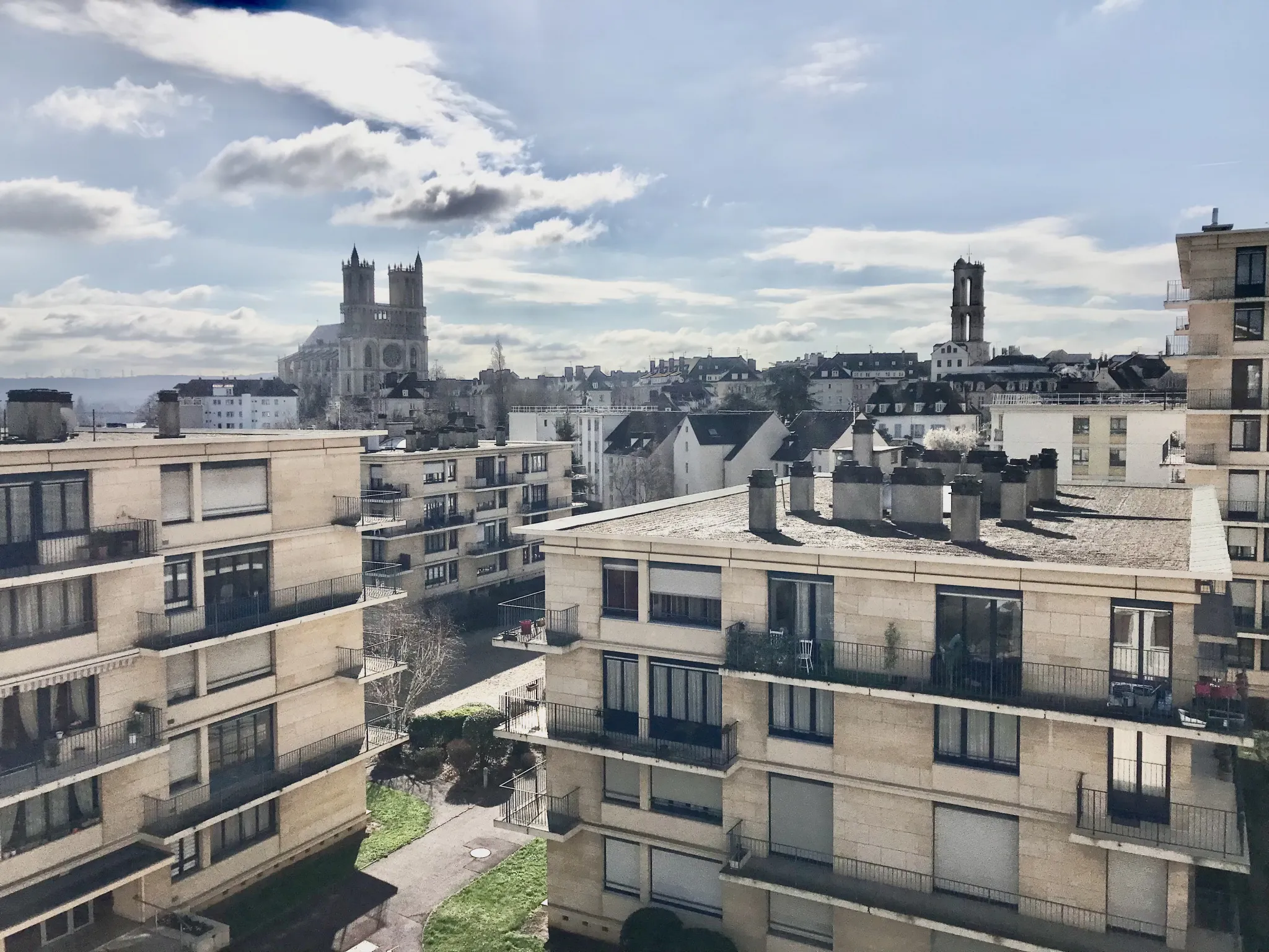 Appartement Lumineux 4 Pièces à Mantes la Jolie - Vue sur Collégiale 