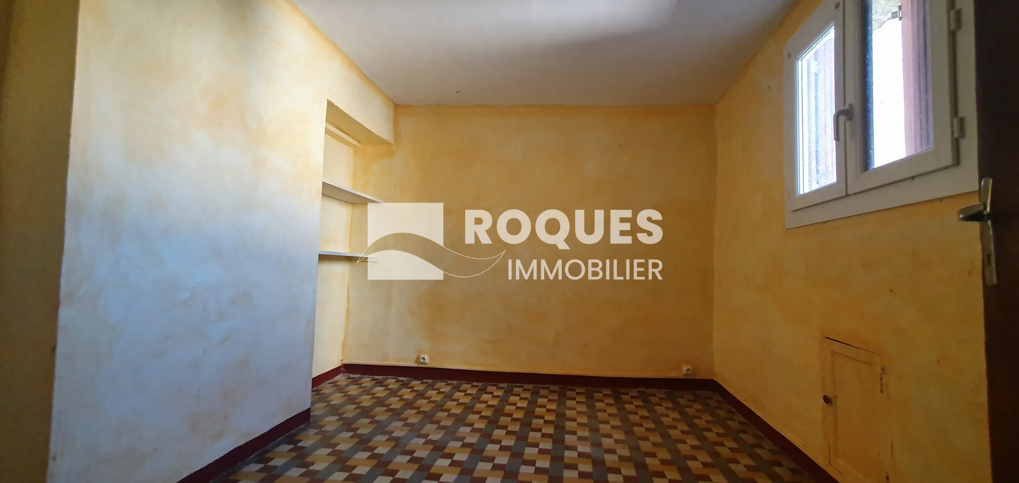 Ensemble immobilier à rénover avec grenier à Lodève centre 