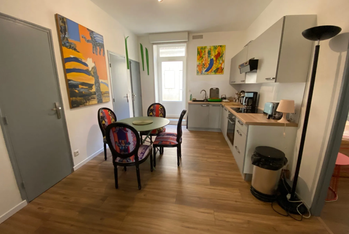 Appartement T2 rénové 63m2 avec extérieur à Nimes 