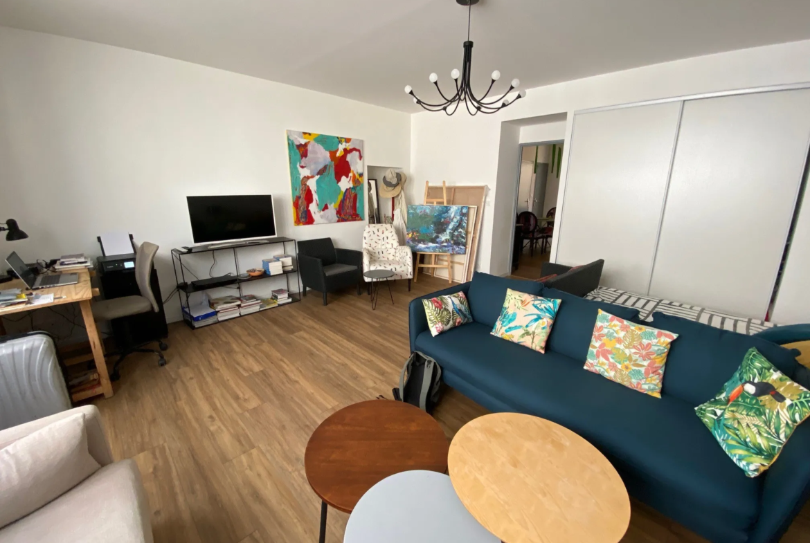 Appartement T2 rénové 63m2 avec extérieur à Nimes 