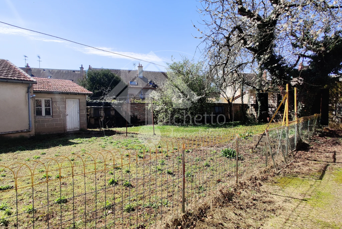 Lot de deux maisons mitoyennes à rénover à Yzeure (03) 