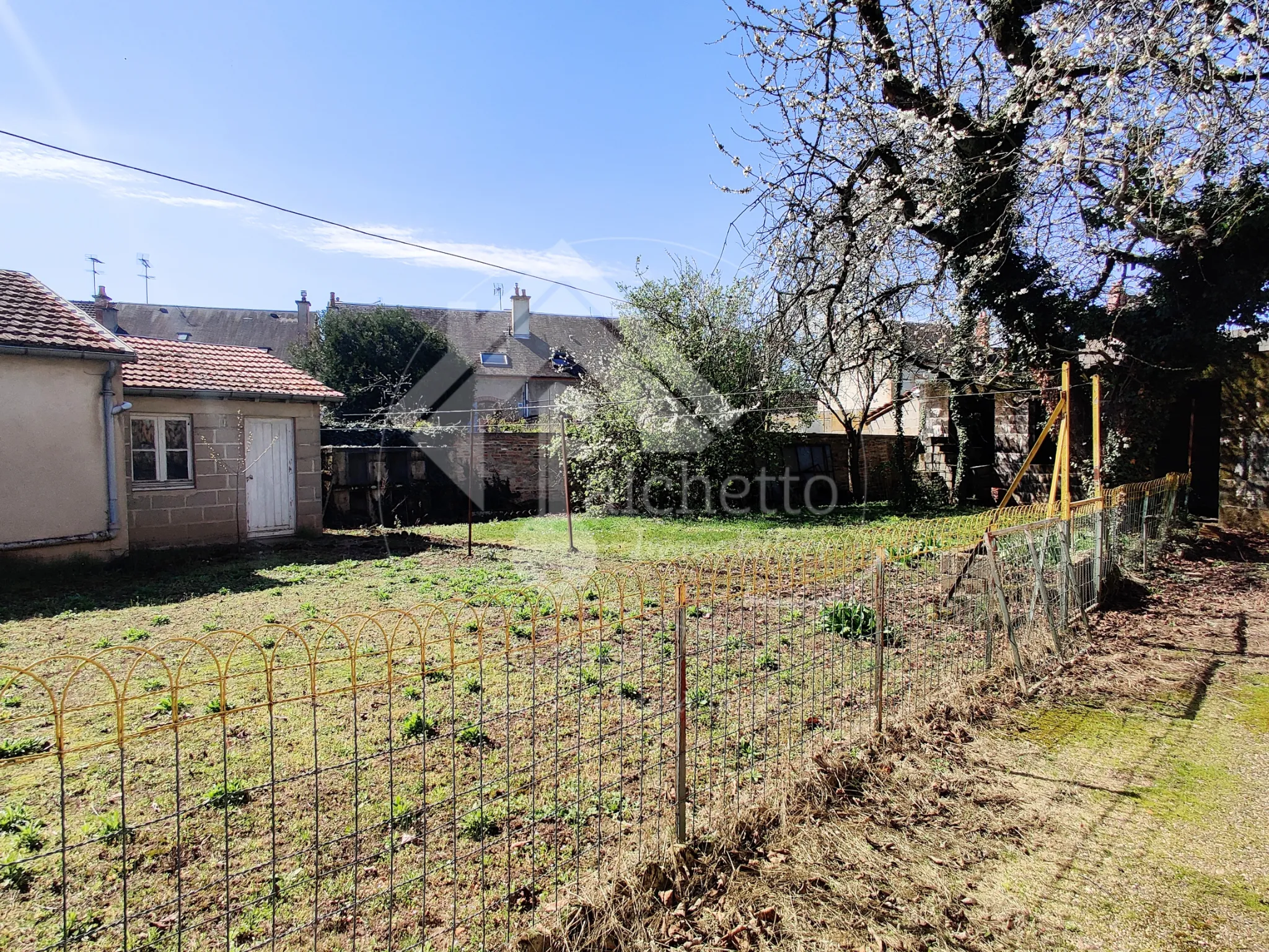 Lot de deux maisons mitoyennes à rénover à Yzeure (03) 