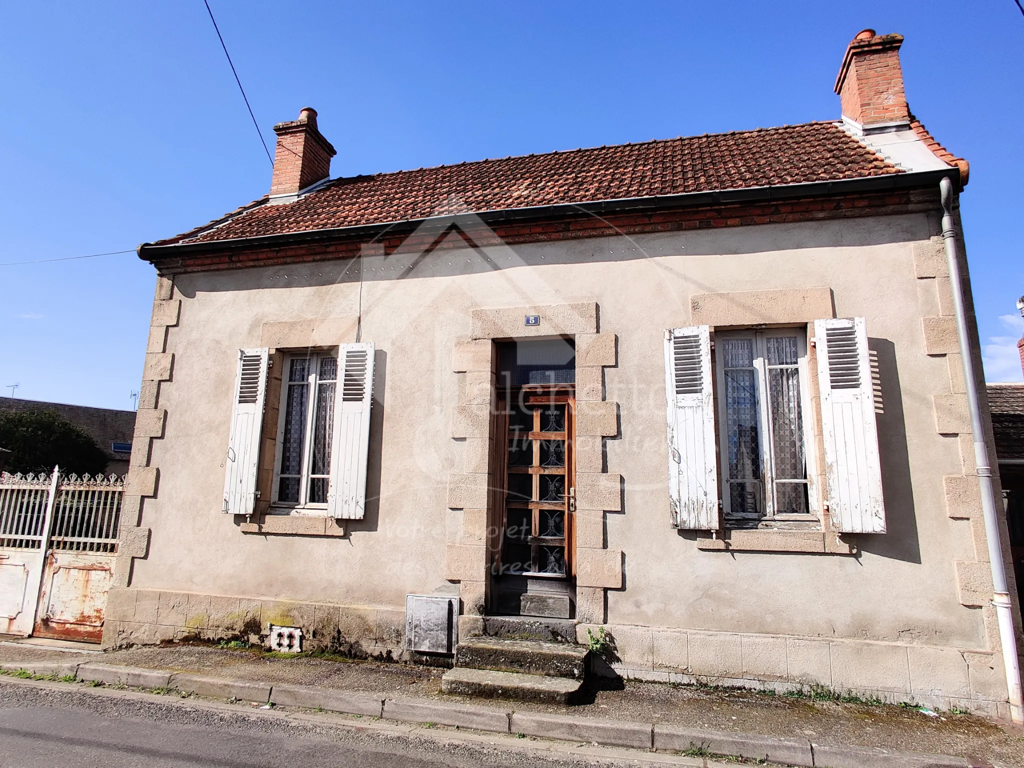 Lot de deux maisons mitoyennes à rénover à Yzeure (03) 