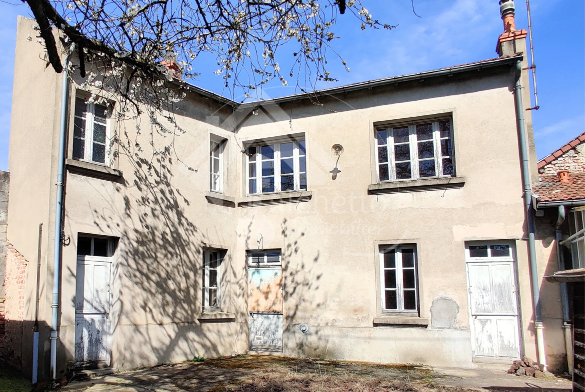 Lot de deux maisons mitoyennes à rénover à Yzeure (03) 