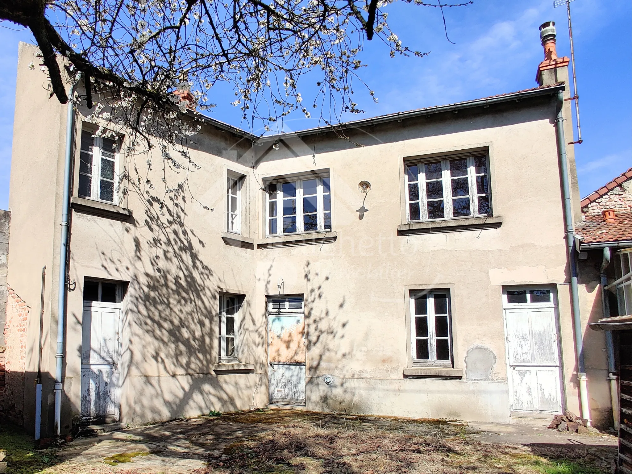 Lot de deux maisons mitoyennes à rénover à Yzeure (03) 