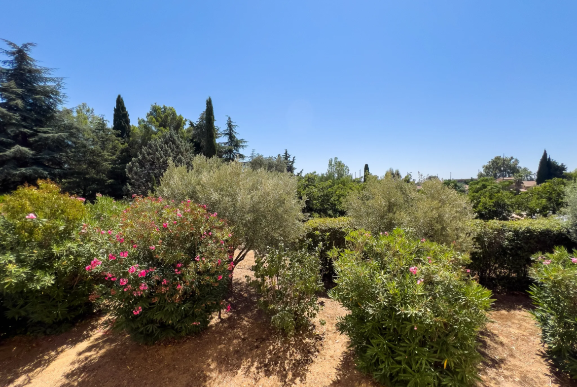 Appartement rénové 2 chambres + cave à Hyeres 