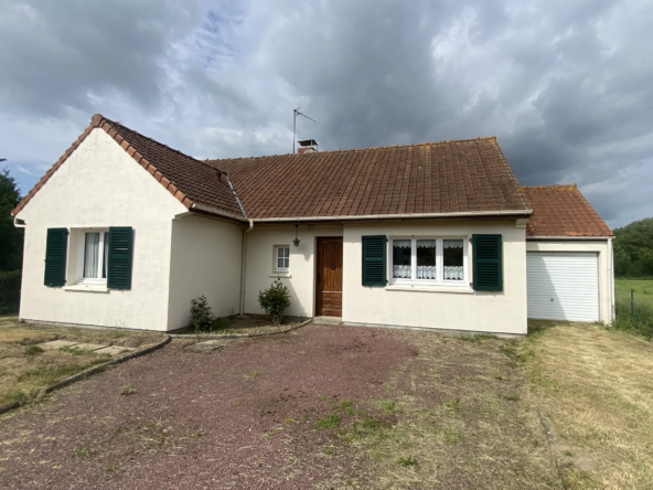 Maison de campagne de plain pied à rénover avec vue sur l'étang