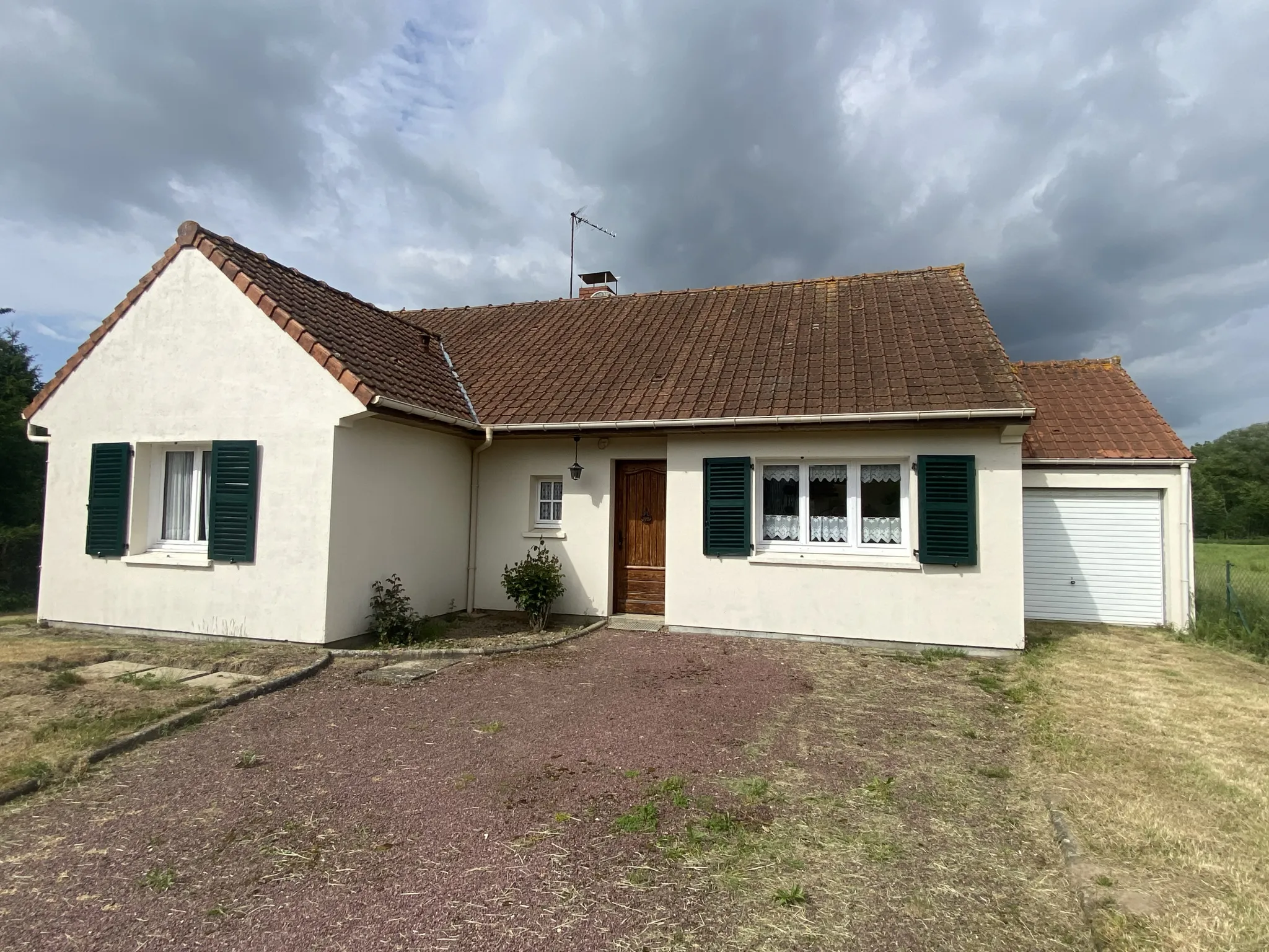 Maison de campagne de plain pied à rénover avec vue sur l'étang 