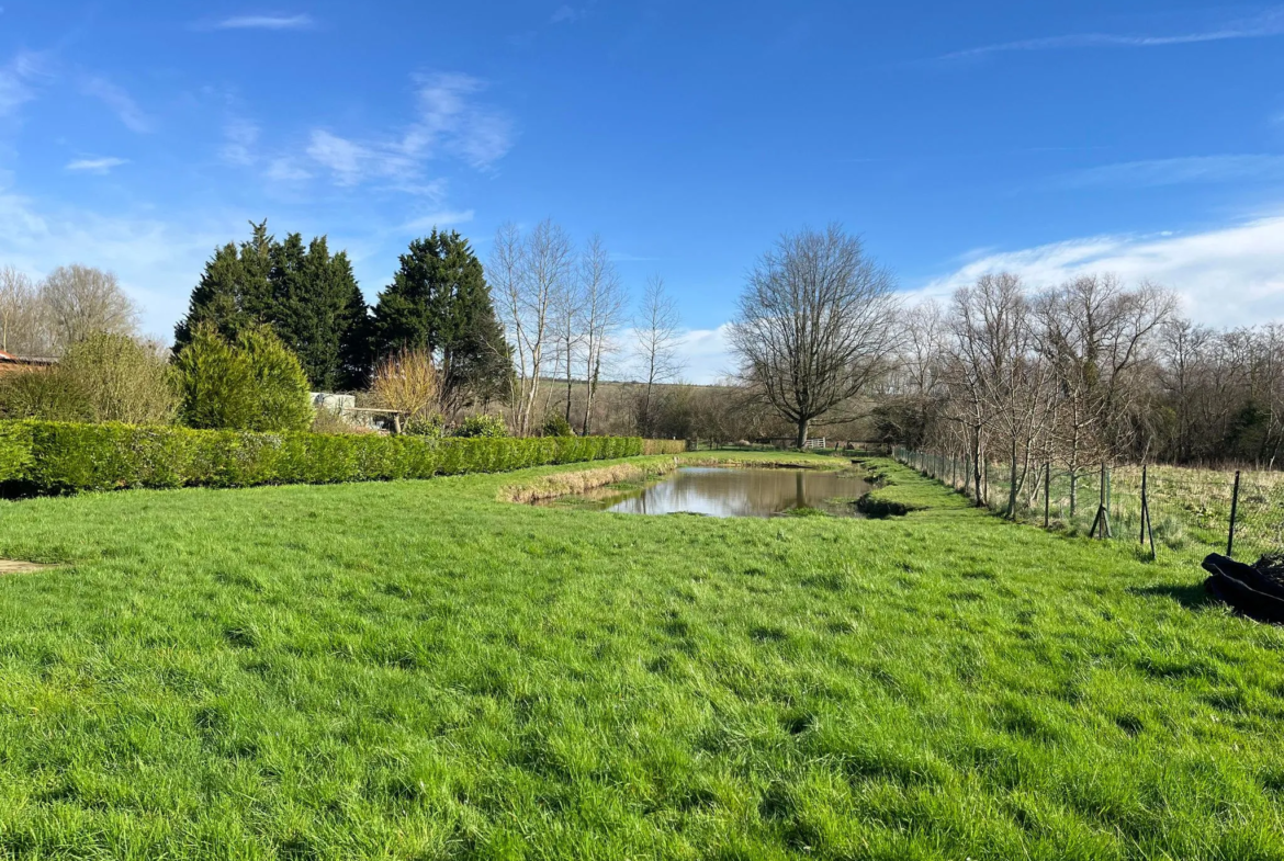 Maison de campagne de plain pied à rénover avec vue sur l'étang 