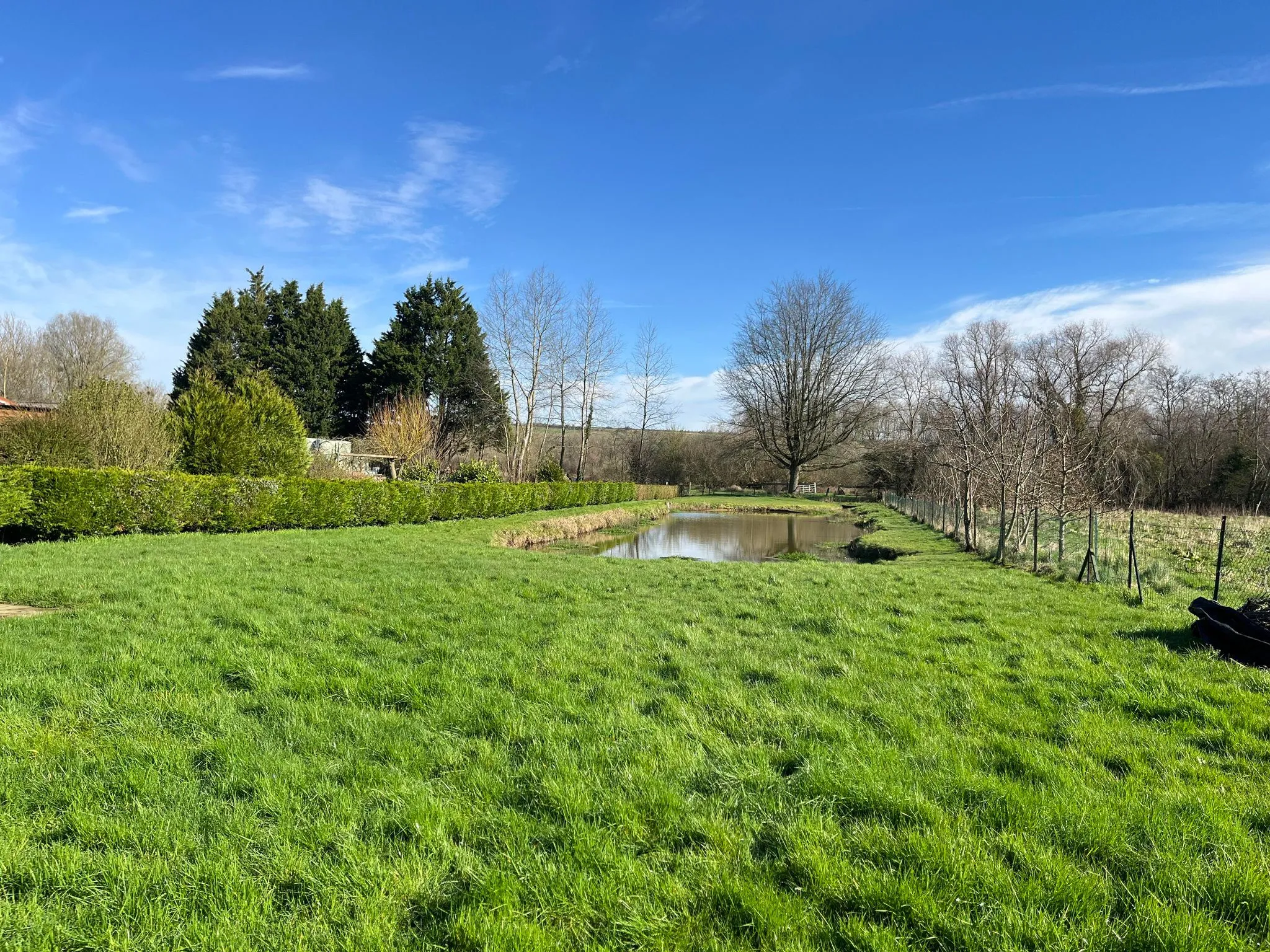 Maison de campagne de plain pied à rénover avec vue sur l'étang 