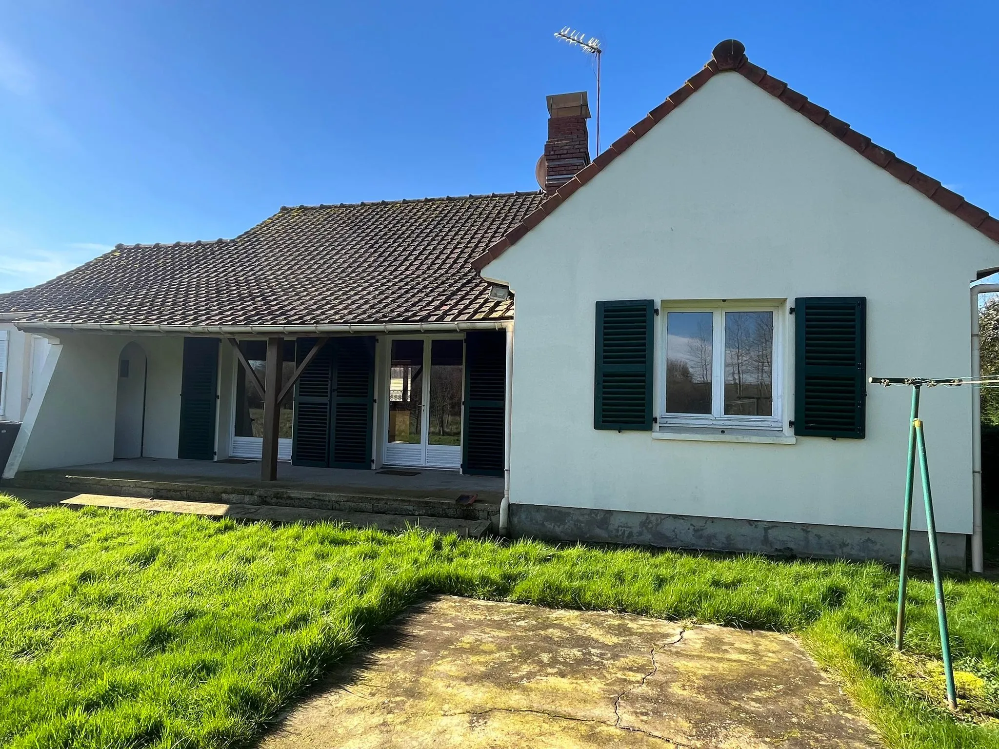 Maison de campagne de plain pied à rénover avec vue sur l'étang 