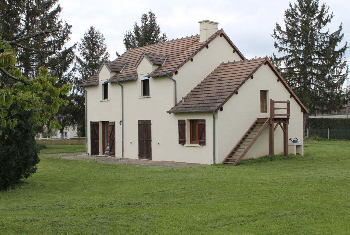 Maison spacieuse de 3 chambres avec jardin et garage à Chateaumeillant 