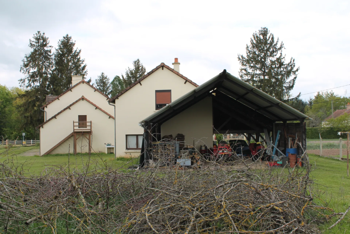 Maison spacieuse de 3 chambres avec jardin et garage à Chateaumeillant 