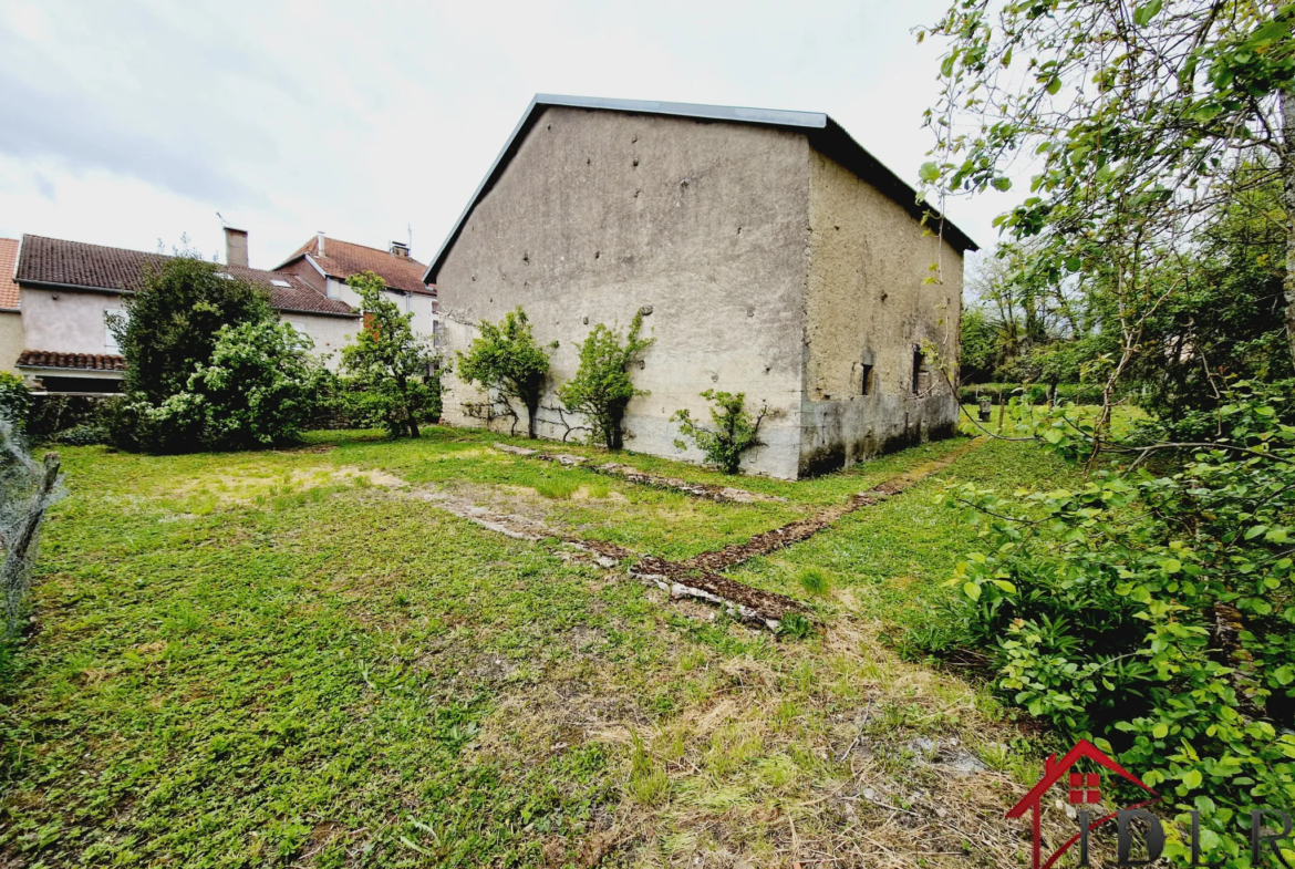 Maison de Village à Melay - Année 1749 - Idéal pour Projets Artistiques 