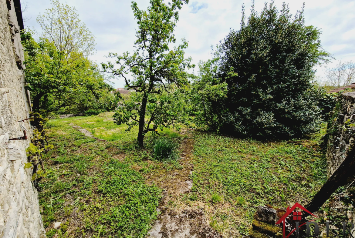 Maison de Village à Melay - Année 1749 - Idéal pour Projets Artistiques 