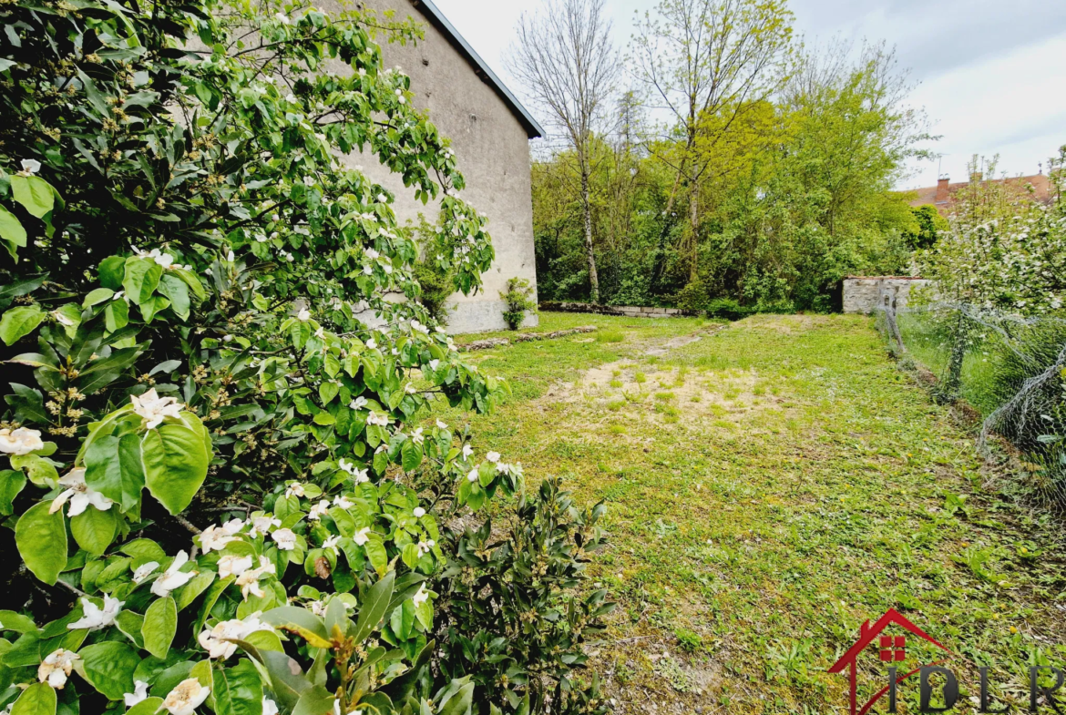 Maison de Village à Melay - Année 1749 - Idéal pour Projets Artistiques 