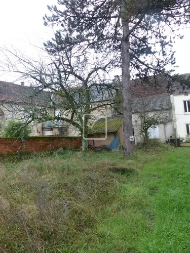 Maison de village en pierre avec jardin de 290 m2 à St Projet 