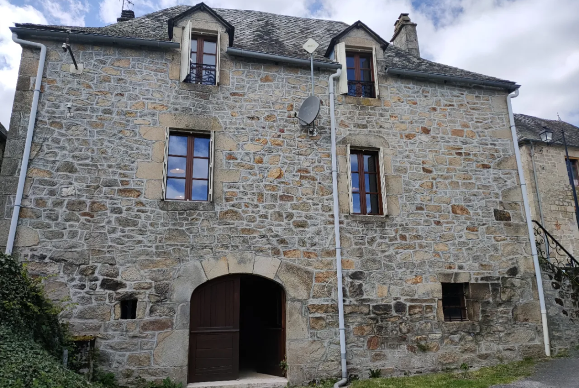 Maison de charme en pierre rénovée avec puit et four à pain à Marcillac la Croisille 