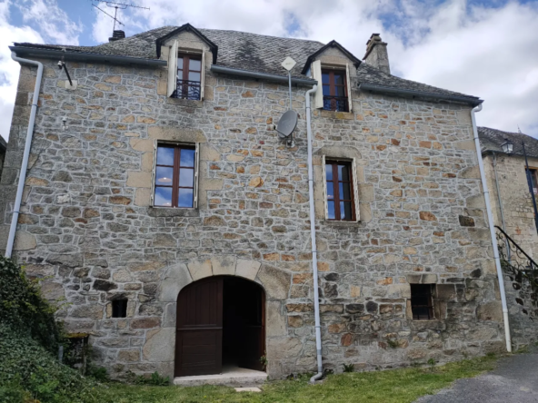 Maison de charme en pierre rénovée avec puit et four à pain à Marcillac la Croisille