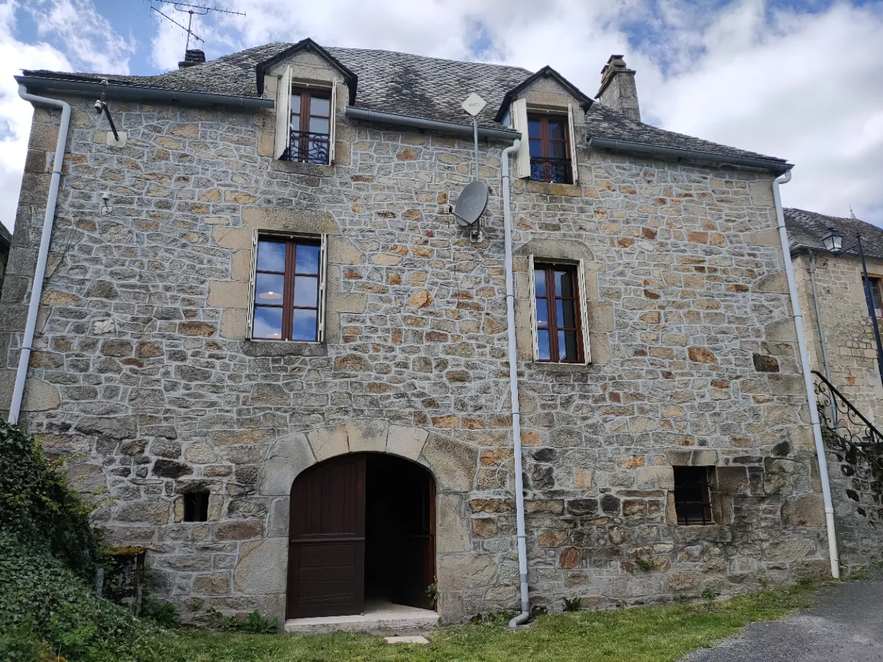 Maison de charme en pierre rénovée avec puit et four à pain à Marcillac la Croisille 